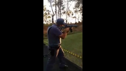 Une arme semi-automatique explose dans les mains d'un policier.