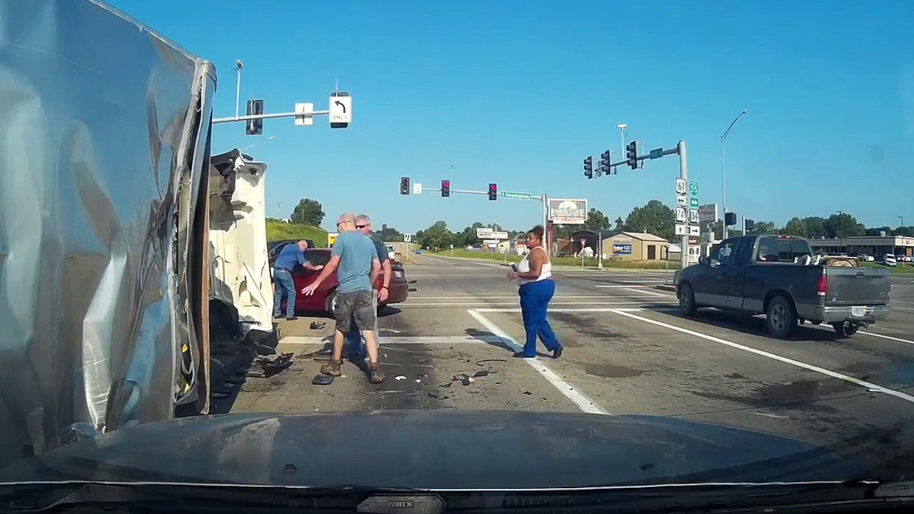 Un camion provoque un accident impressionnant après avoir grillé un feu rouge !