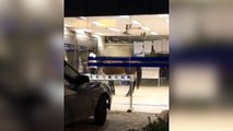 Un homme rentre dans une banque avec son cheval !