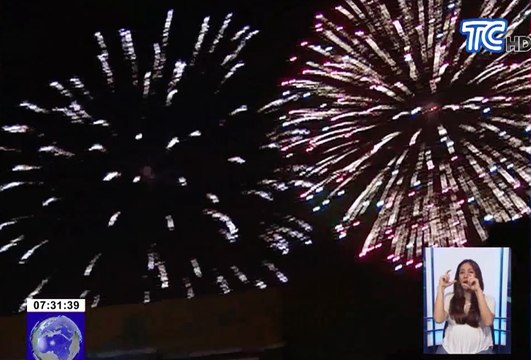 Luces de pirotecnia en honor a Guayaquil