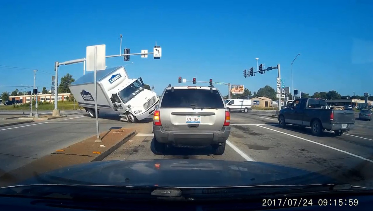 Un camion grille un feu rouge et provoque un accident.