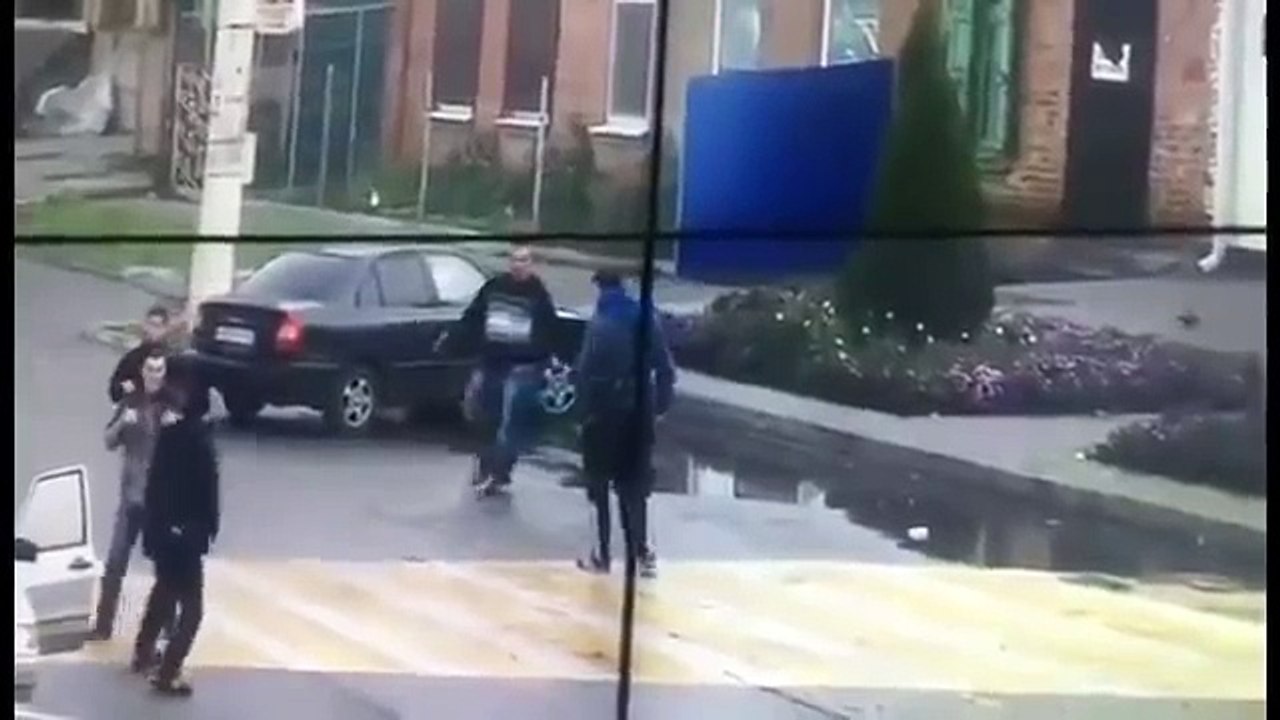 Ξύλο στοv δρόμο 18+ Τους έσβησε !!!!!