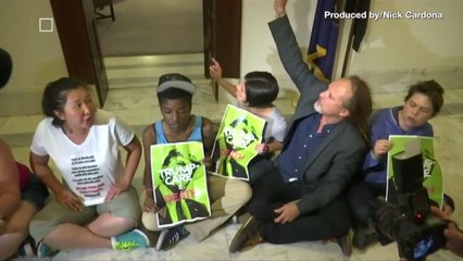 Republican Senator Caught on Hot Mic Making Fun of a Congressman's Looks