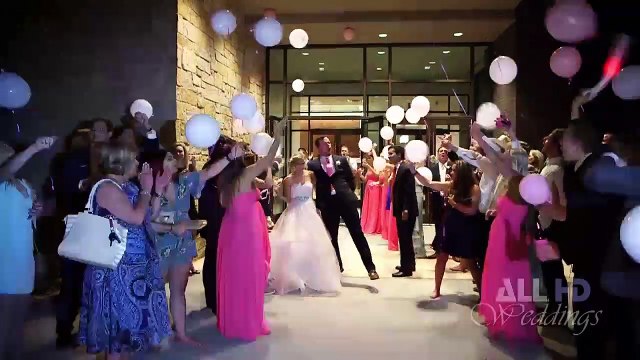 Cesjeunes mariés n'imaginaient pas qu'en s'asseyant à l'arrière de cette décapotable, il ruineraient leur mariage