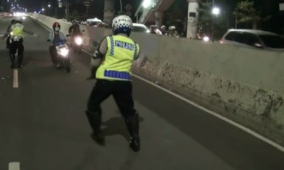 Nekat Melintasi Jalan Layang Non-Tol, Pemotor Ditilang