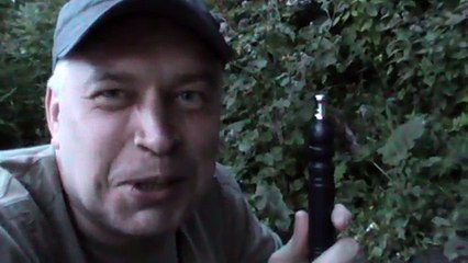 Мужик в кепке на природе