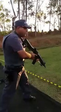 Son arme s'enraye et lui explose au visage...