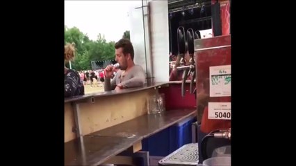 Il est tellement bourré qu'il oublie d'enlever le papier de sa glace et la mange comme ça