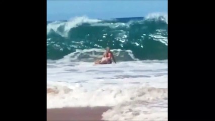 Cette maman et sa fille vont prendre la vague... dans la tronche