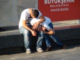Taksim'de Bonzai Kullanan Genç Yol Kenarında Kendinden Geçti