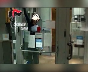 Trump maskesiyle ATM soydular!