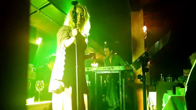 NİRAN ÜNSAL - Ben Ne Yangınlar Gördüm (Zakkum cover) - Konser - Canlı - Çatı Antalya - HD