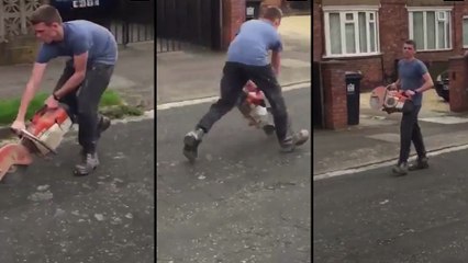 Un ouvrier a montré la technique à un apprenti pour démarrer une scie circulaire