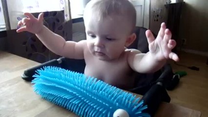 Un bébé effrayé par son propre jouet!!