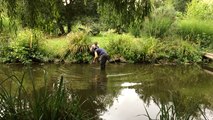 Une soigneuse animalière guide un visiteur pendant une après-midi