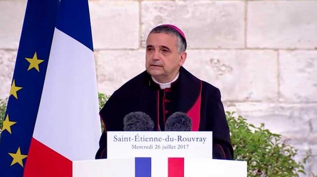 Quand l'archevêque glisse des paroles anti-avortement pendant l'hommage au père Hamel