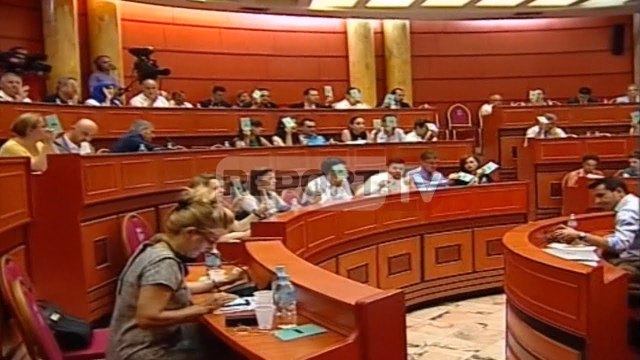 Report TV - Bashkia Tiranë rrit sot çmimin e ujit,LSI:Votojmë vetëm me kusht
