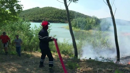 Download Video: Holidaymakers flee as fires rage in southern France