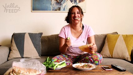 آية بتاكل فول وبتحكي مع حبيبها على الواتس // المسكين ما فهمان شي من شي