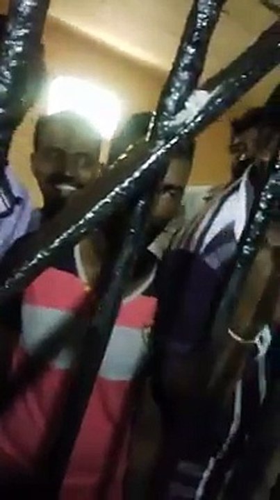 "ඉදපල්ලා අපේ ආණ්ඩුව ආවම ඔබලට දෙන්නම් පොරියල් එක"..තුම්මුල්ලේ විමලේ,නාමල් පොලිස් නිළධාරිට තර්ජනය කරයි