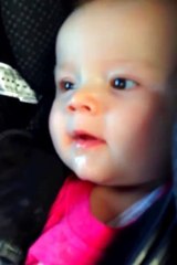 ये छोटा बच्चा मस्त टाइम पास कर रहा है - Baby Having A Great Time - Viral Video