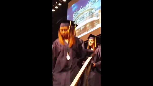 Ces jeunes diplomés ont tous un petit problème de manche en descendant l'escalier