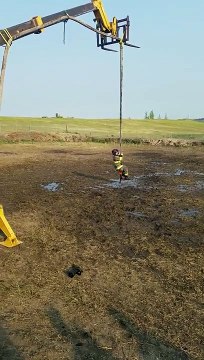 Ce pompier fou fait du rodéo avec sa lance à incendie... Dingue