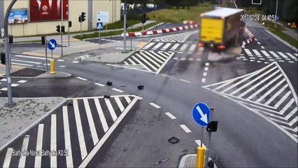 Скачать видео: Un routier perd le controle de son camion et détruit complètement le carrefour