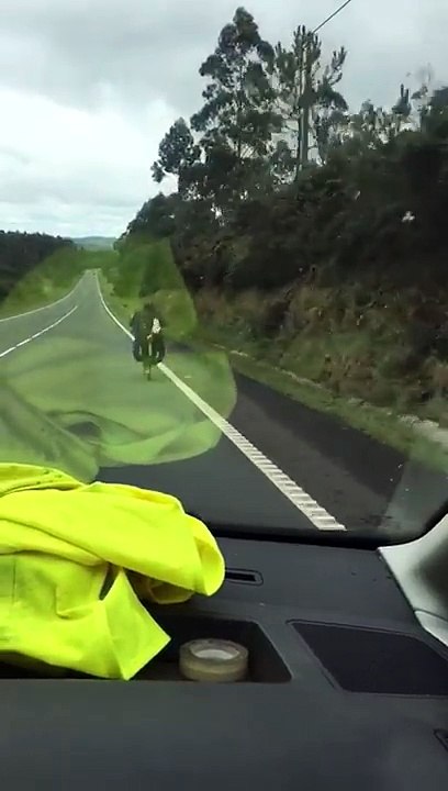 Une nonne se couche sur son vélo pour rouler encore plus vite !!