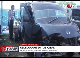 Pecah Ban, Mobil Bak Terbuka Tabrak Minibus