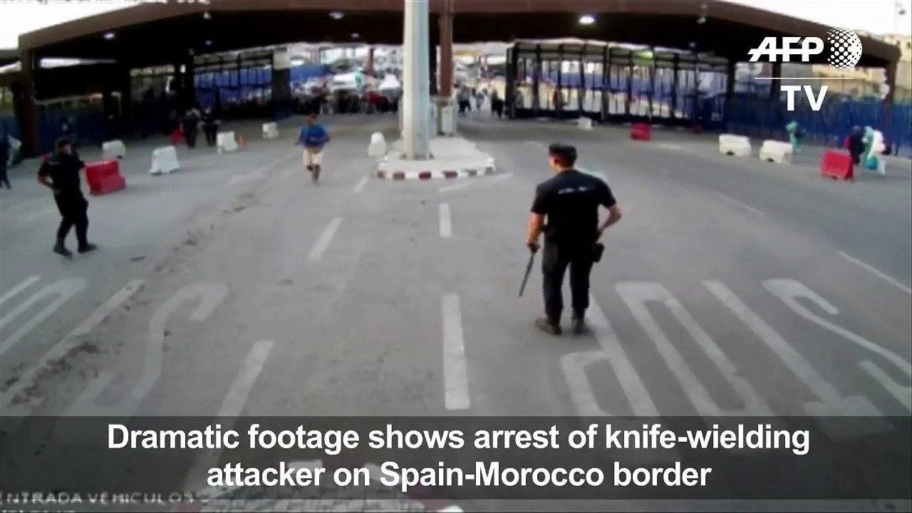 Un homme armé d'un couteau met au défi la police..Il l'a vite regretté