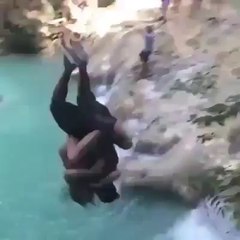 Kucağa oturtmalı suya atlayış - acemikamera