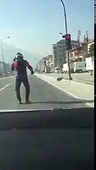 Motoru varmış gibi yapan adam - acemikamera