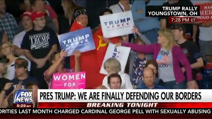 Trump konuşurken SSCB bayrağı açtı