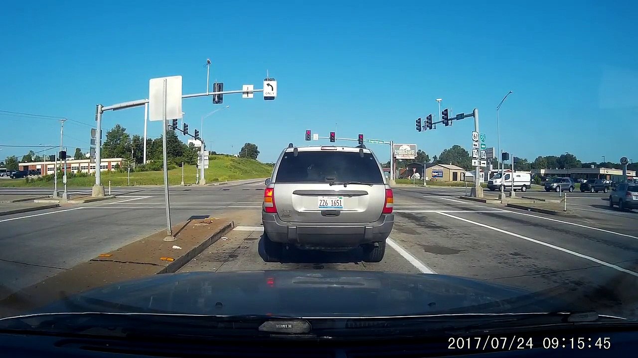 Un accident terrifiant provoqué par un camion qui a brûlé le feu rouge !