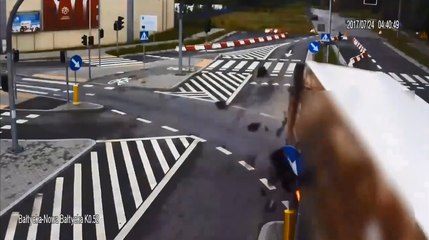 Un camion défonce tout sur son passage.