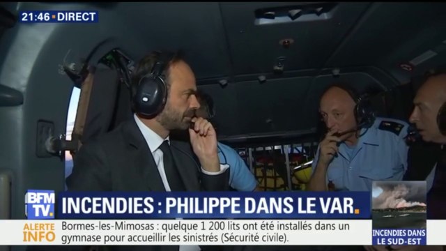 Incendies dans le Var: Edouard Philippe survole en hélicoptère les zones sinistrées
