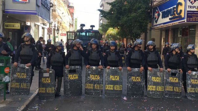 Antidisturbios frenan manifestación de campesinos a Palacio de Gobierno paraguayo