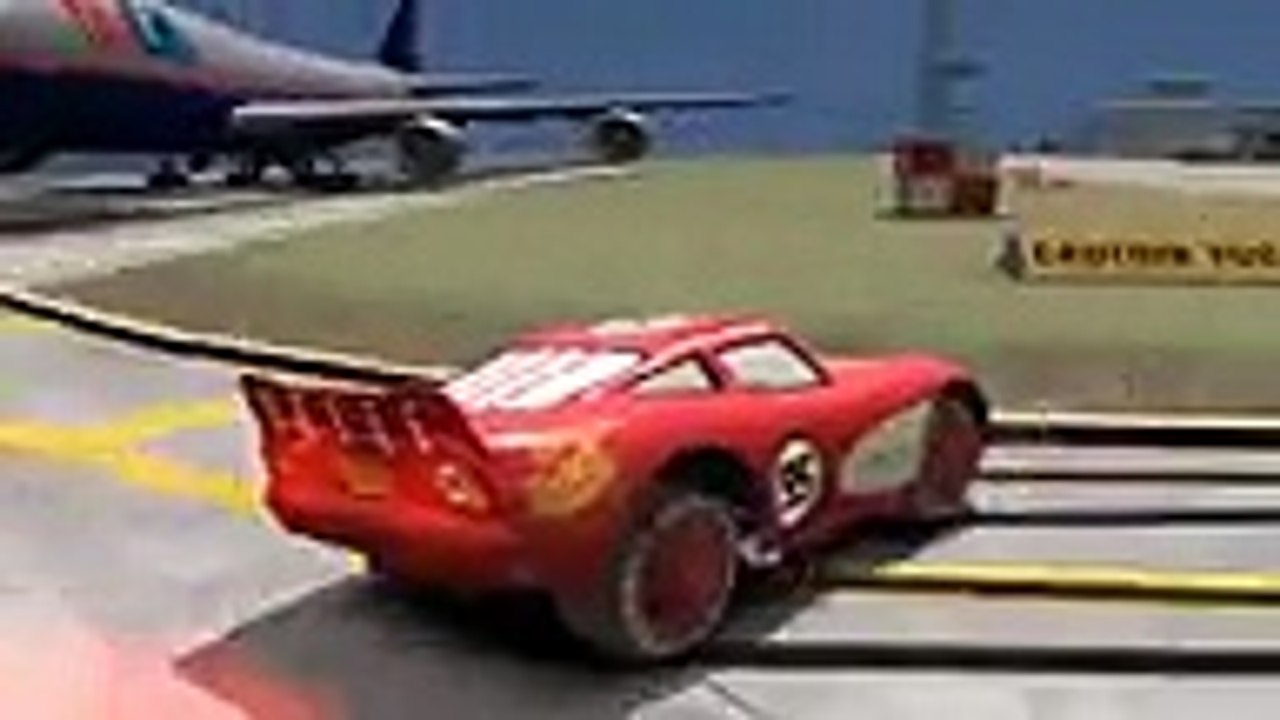 Spiderman el Hombre Araña y el Increíble Hulk conducen en el mar Rayo Mcqueen de Cars 2 Disney Pixar, tv 2017 & 2018