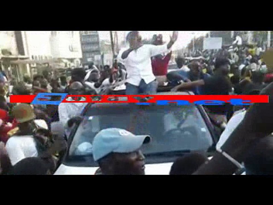 Quand les deux cortèges de Wade et Abdoul Mbaye se croisent ... ça donne ...