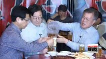 President Moon to discuss economic direction with business tycoons over beer at the Blue House