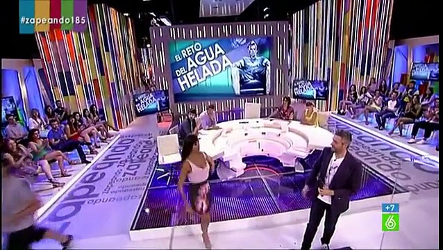La anfitriona de la televisión Cristina Pedroche se empapa en el agua en un programa de televisión en vivo