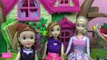 Clin doeil avec poupées enfants Elsa Anna querellaient acheter chat poupées Barbie