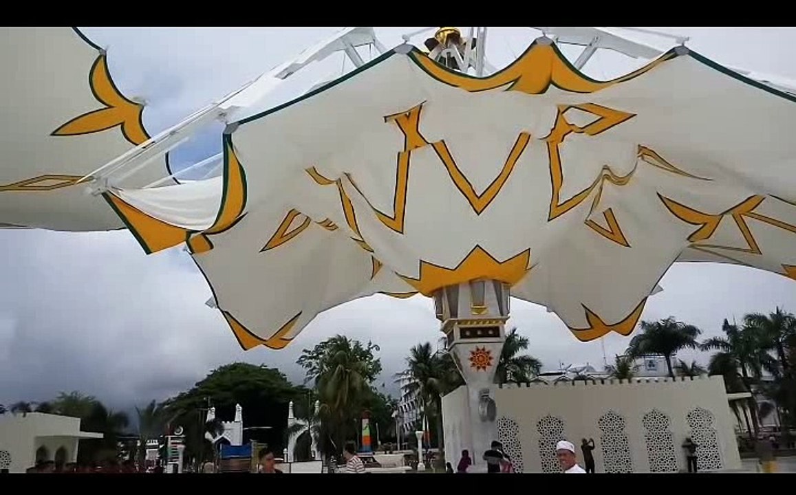 detik-detik awal terbukanya payung raksasa elektrik di mesjid raya baiturrahman banda aceh