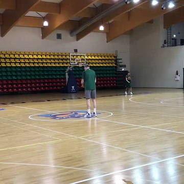 Arvydas Sabonis marque un panier impressionnant à 52 ans