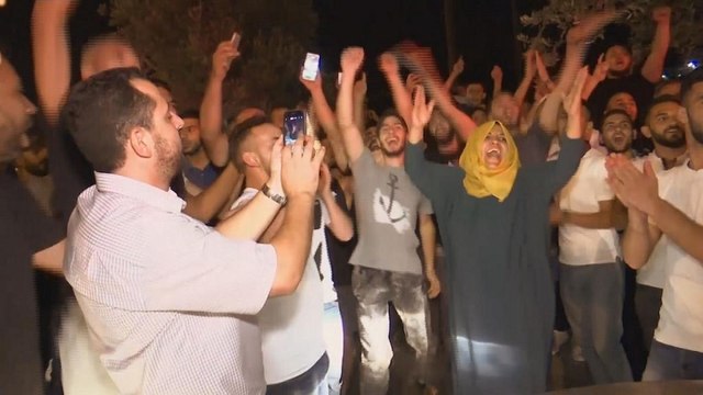 إسرائيل تتراجع أمام الأقصى والفلسطينيون يحتفلون