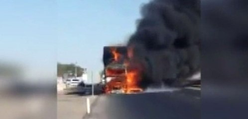 Saman Yüklü Kamyon Alev Aldı