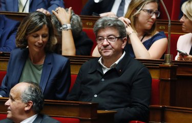 Mélenchon brandit un panier de courses à 5 euros à l’Assemblée nationale