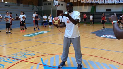 Paccelis Morlende anime un entraînement du France basket camps