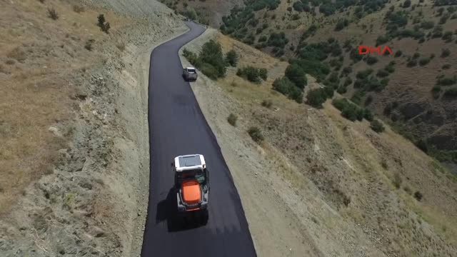 Erzincan Kavurucu Sıcakta Köy Yollarına Asfalt Döküyorlar